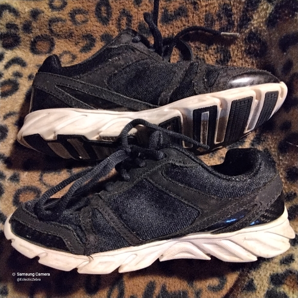 ** GONE** BLACK. FILA SNEAKERS. SIZE 2. - Picture 7 of 10